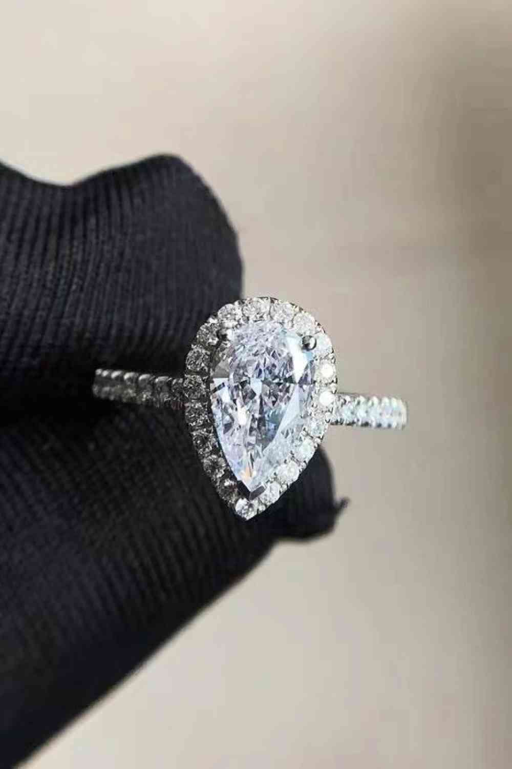 Bague en grappe de larme de moissanite de 2 carats