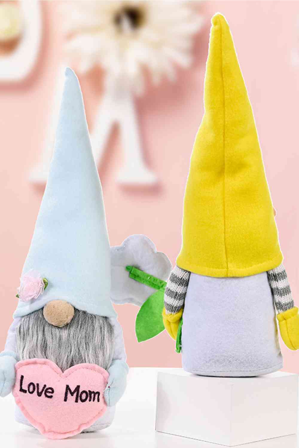 Gnome sans visage à chapeau pointu pour la fête des mères