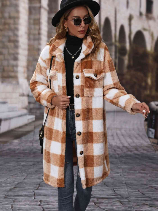 Manteau boutonné à col et carreaux