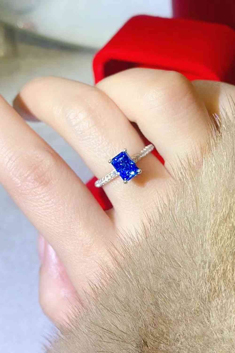 Anillo rectangular de plata de ley 925 con moissanita de 1 quilate en azul