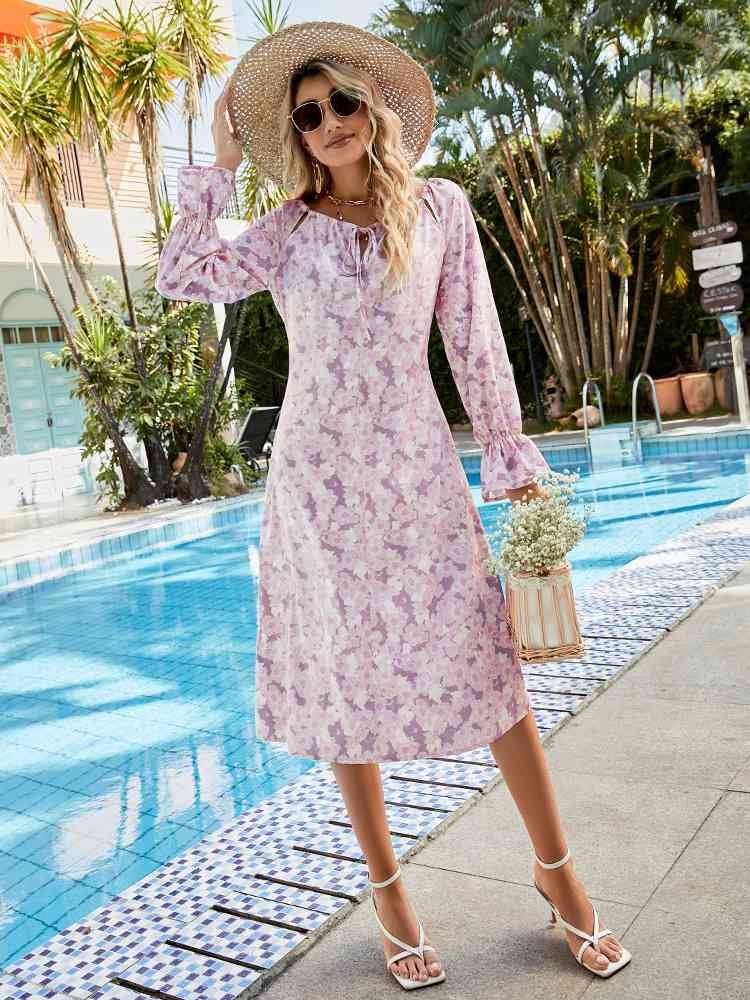 Vestido floral con cuello barco y mangas con volantes