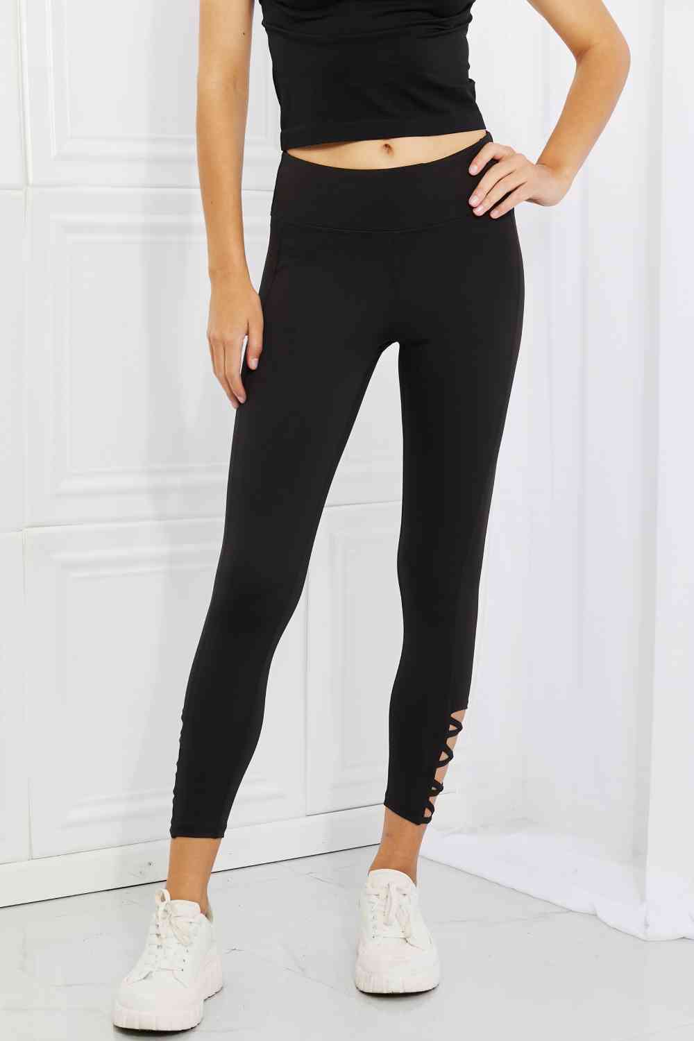 Yelete Ready For Action Leggings activos de tamaño completo con abertura en el tobillo en negro