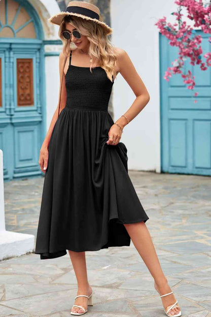 Robe midi smockée à bretelles fines