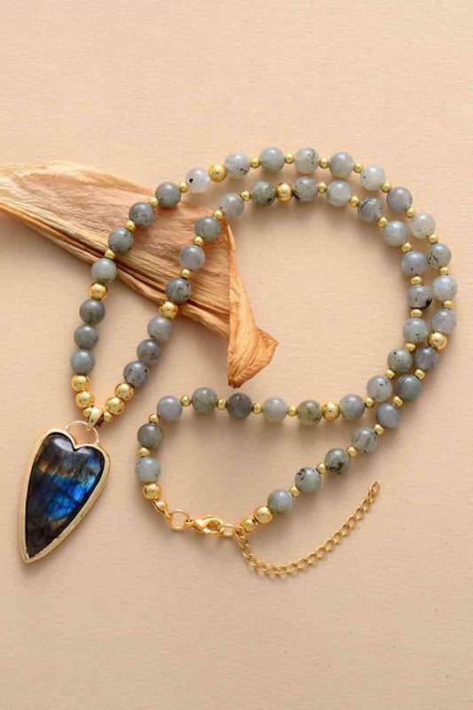 Collier de perles avec pendentif en pierre naturelle