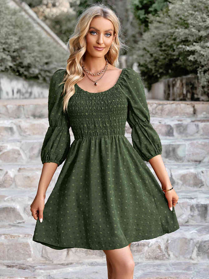 Robe smockée à encolure dégagée et pois suisses