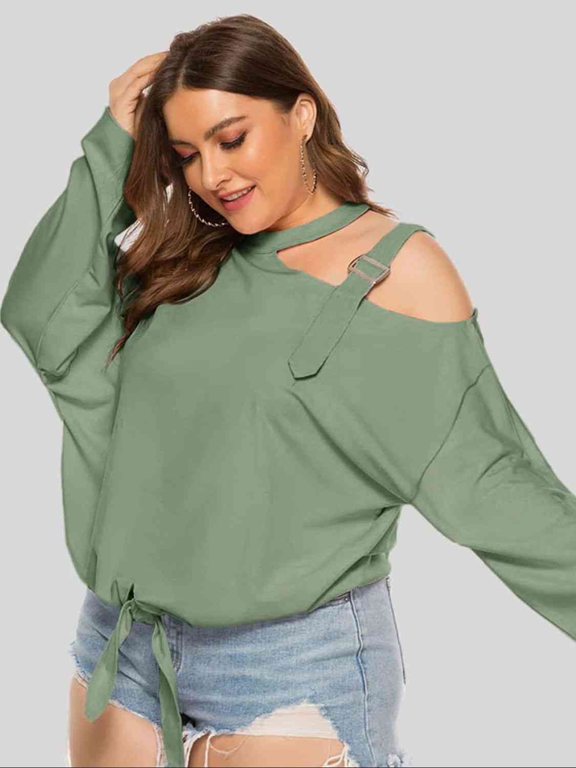 Top anudado con hombros descubiertos y talla grande