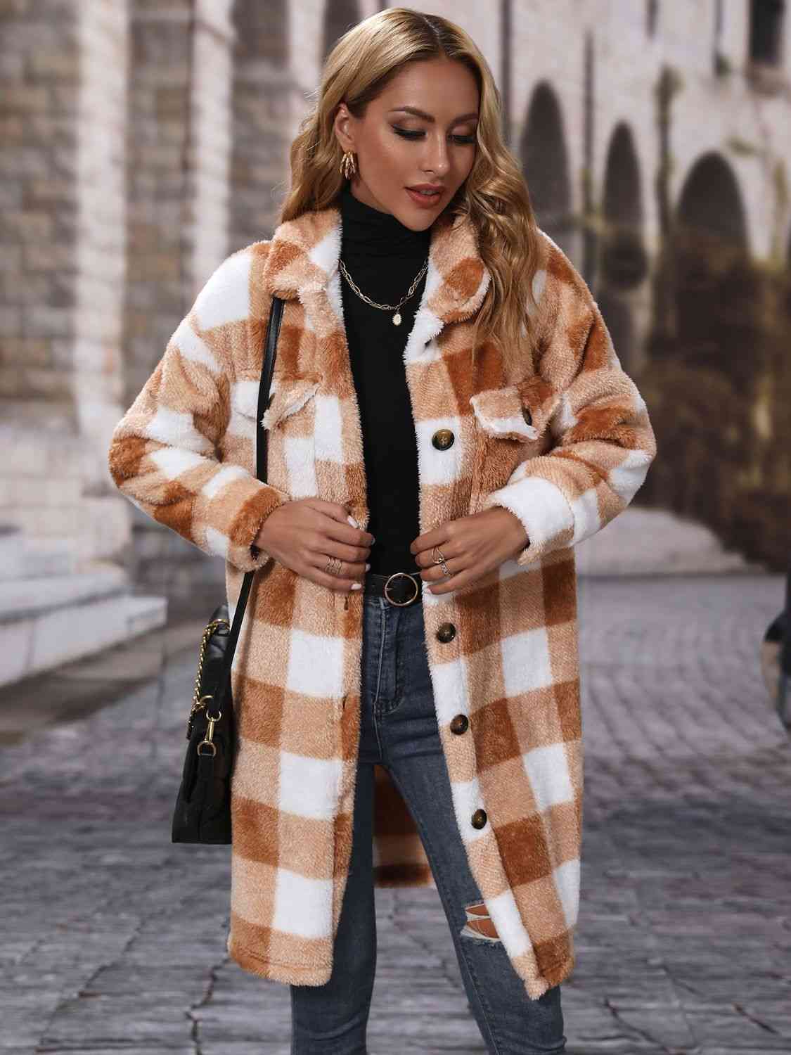 Manteau boutonné à col et carreaux