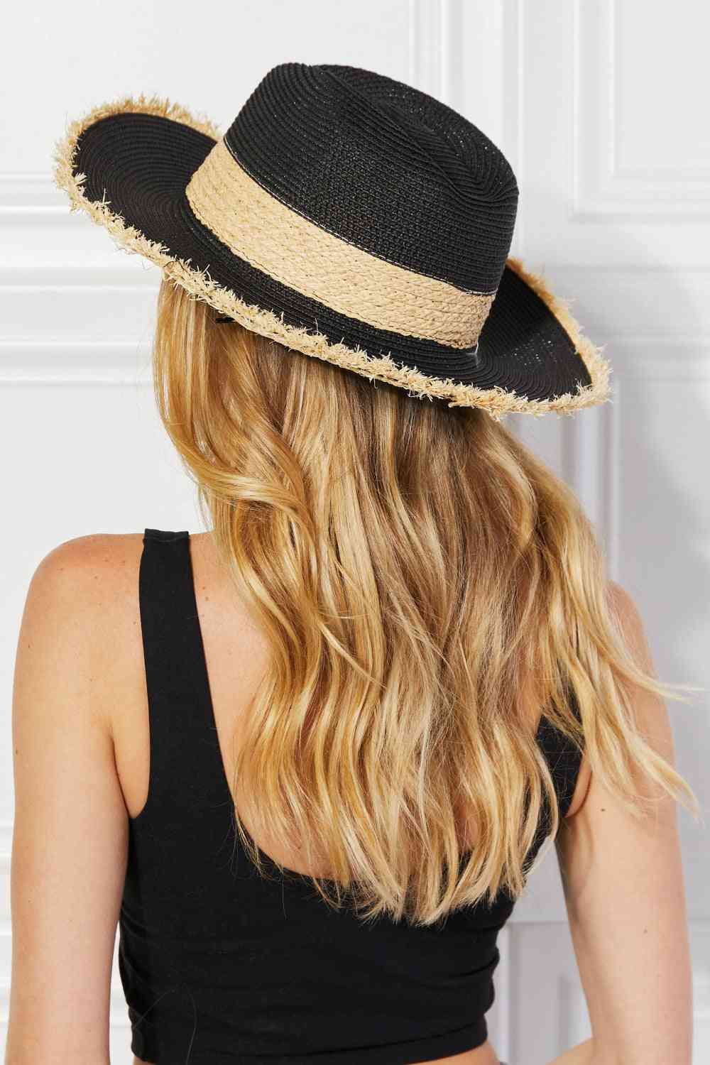 Sombrero Fedora de paja para bebé en negro junto a la piscina de Justin Taylor