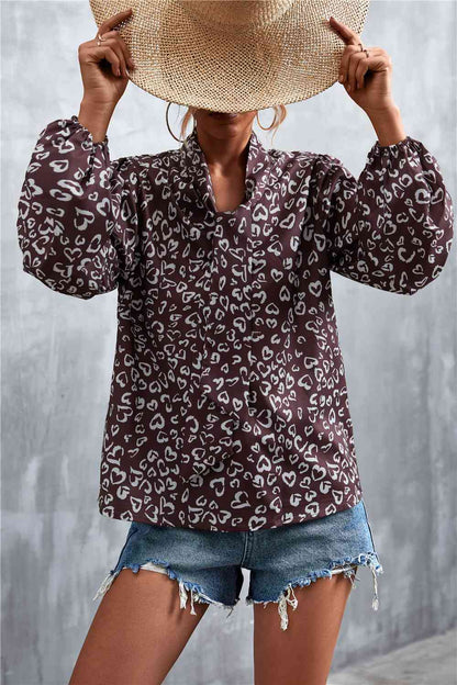 Blusa estampada con mangas abullonadas y cuello anudado