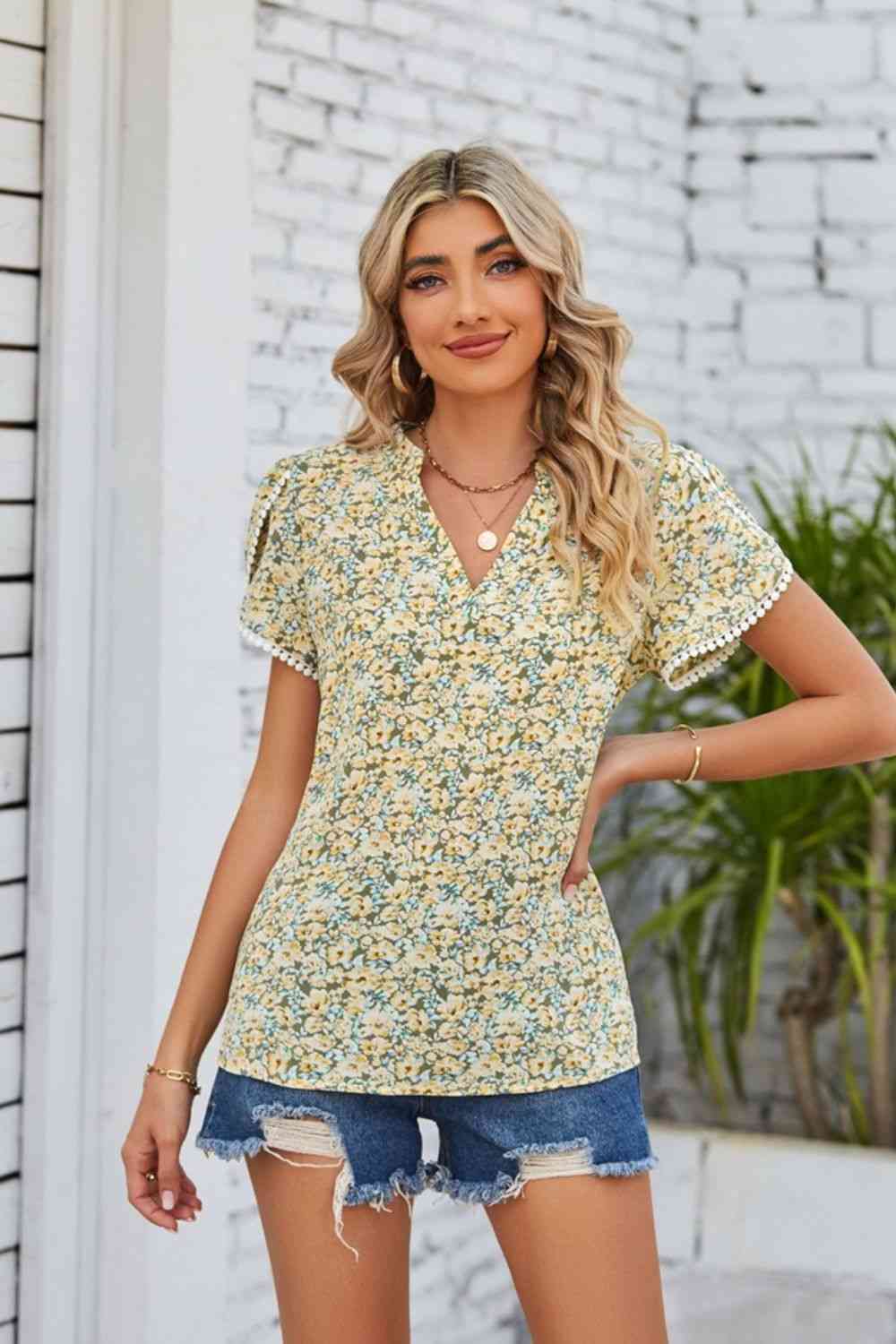 Blusa floral con cuello con muescas