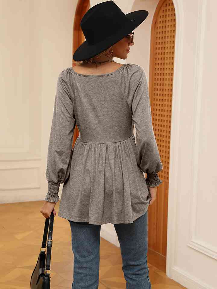 Blusa con mangas farol y cuello en V