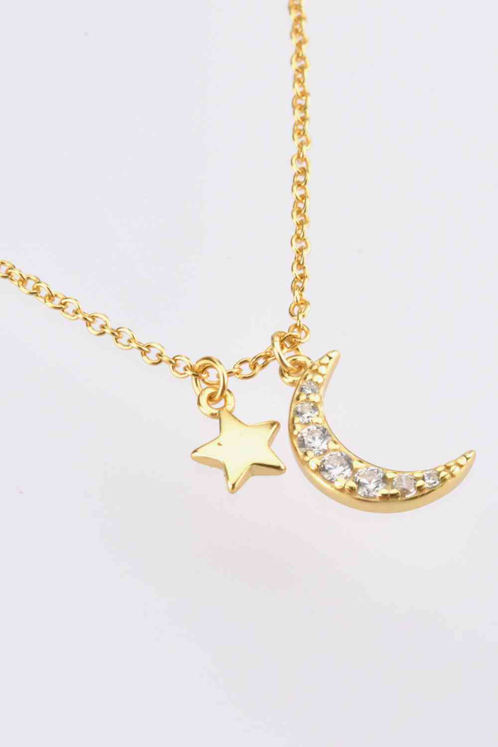 Collar con colgante de estrella y luna de circonitas