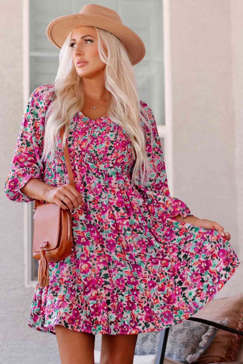 Vestido floral fruncido con cuello en V y mangas con volantes