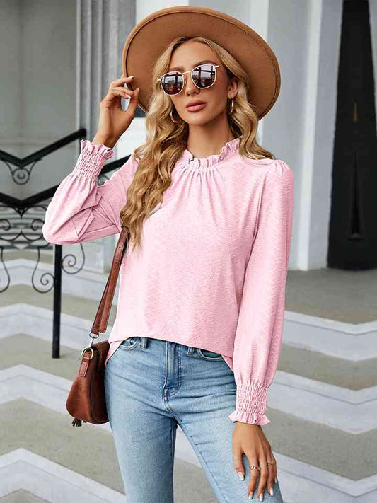 Blusa con cuello redondo y mangas con volantes