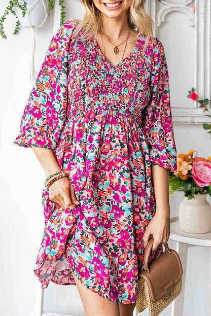 Vestido floral fruncido con cuello en V y mangas con volantes