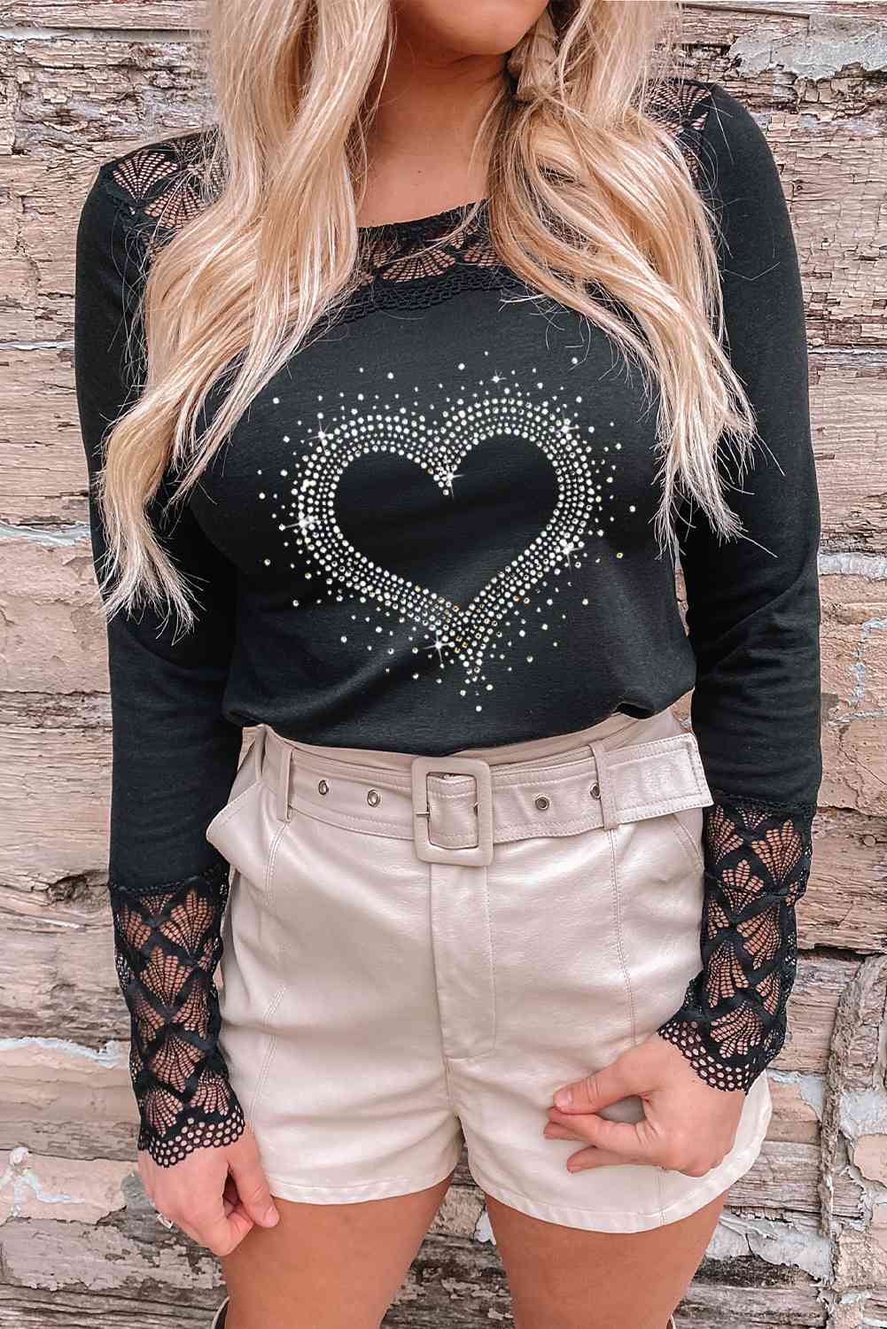 Blusa con cuello redondo y estampado de corazones