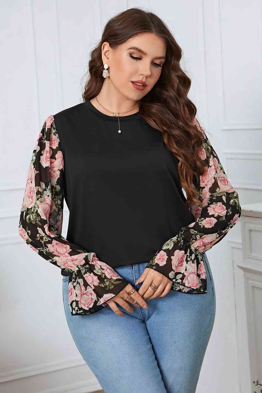 Blusa con mangas con volantes y estampado floral de talla grande