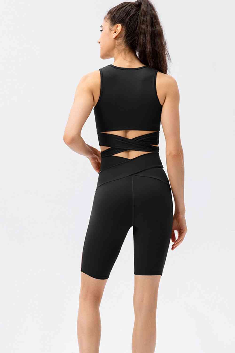 Short de sport coupe slim avec ceinture croisée