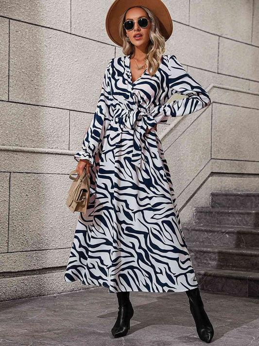 Robe à manches volantées et nouée à la taille