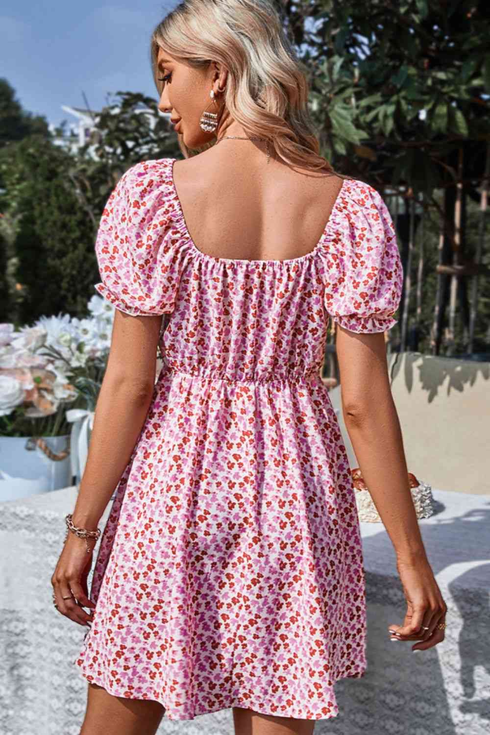 Vestido floral con mangas con volante y cordón