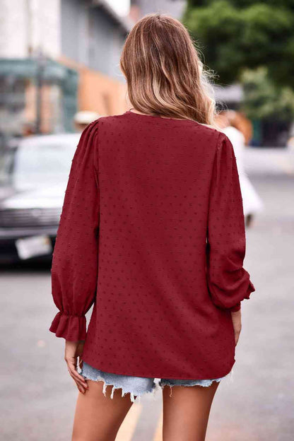 Blusa con mangas con volante y cuello con muescas de lunares suizos