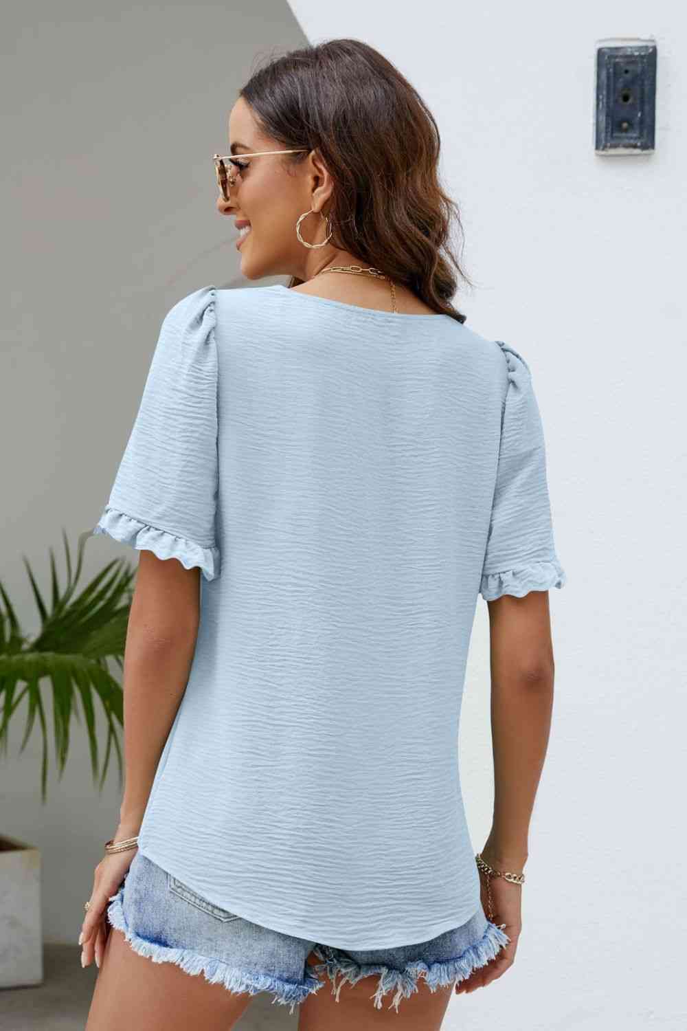 Blusa con cuello cuadrado y manga abullonada con ribete de volantes