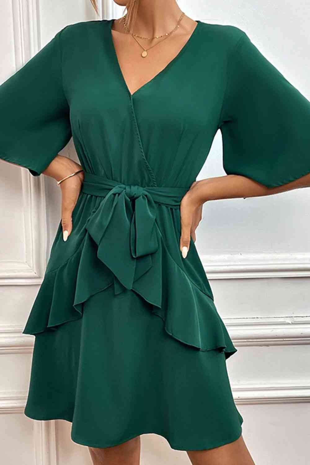 Robe à volants et col surplis avec ceinture à nouer