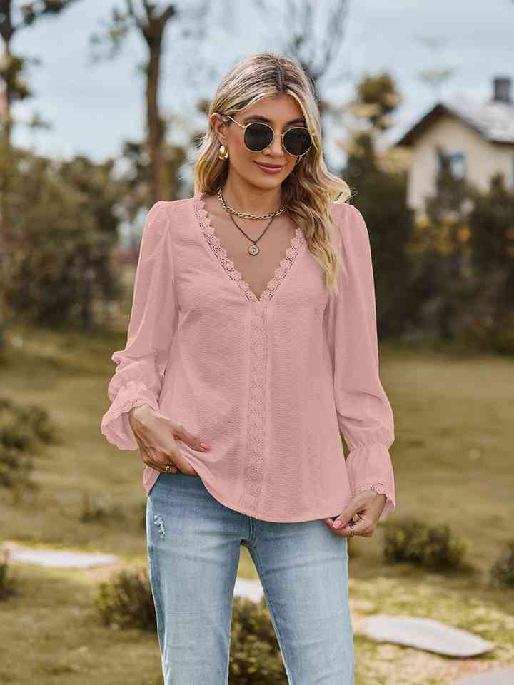 Blusa con cuello en V y mangas con volantes