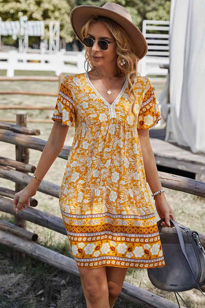 Vestido bohemio de manga corta con cuello en V