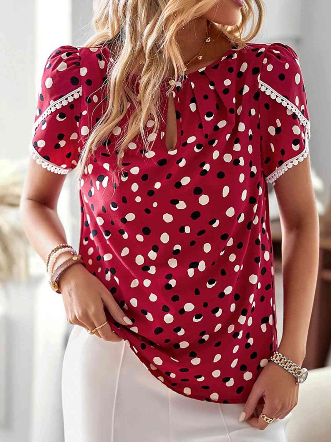 Blusa estampada con cuello redondo y mangas de pétalos