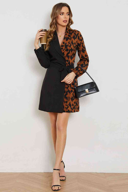 Vestido con cuello chal y cinturón con estampado de leopardo