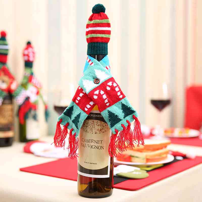 Décoration de bouteille de vin avec chapeau et écharpe de Noël