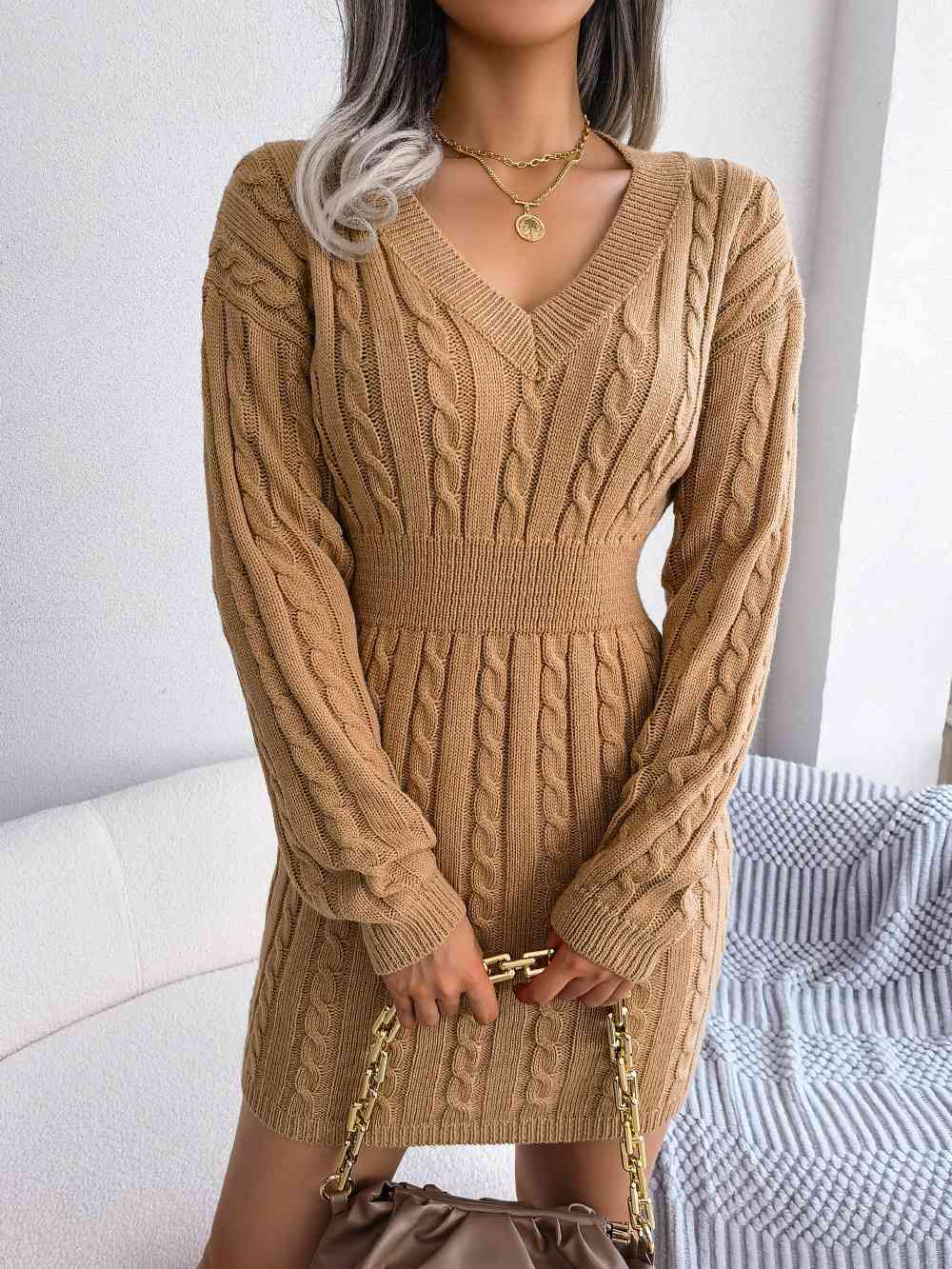 Mini-robe pull en tricot torsadé à col en V