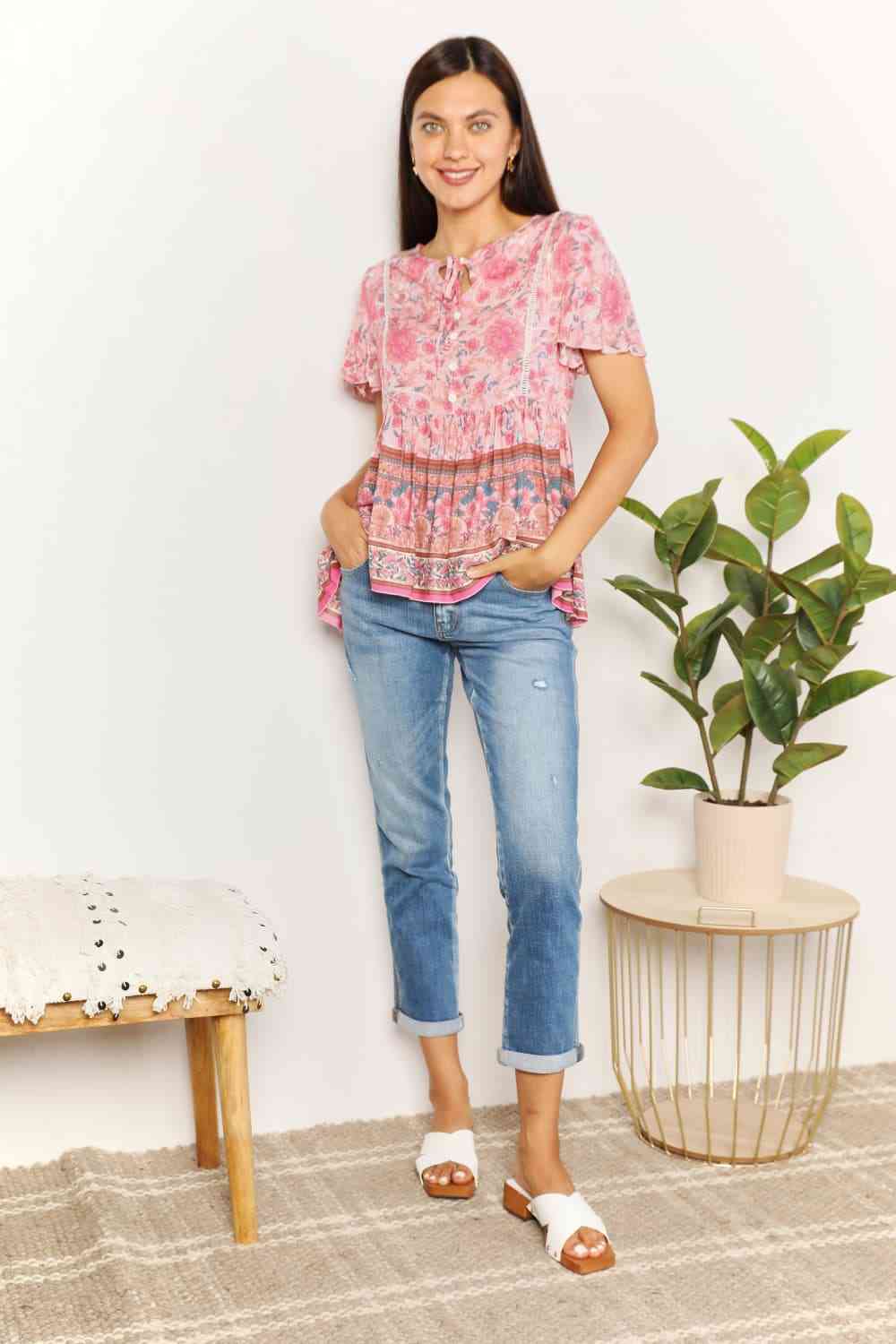 Blusa peplum con cuello anudado y botones decorativos bohemios de Double Take