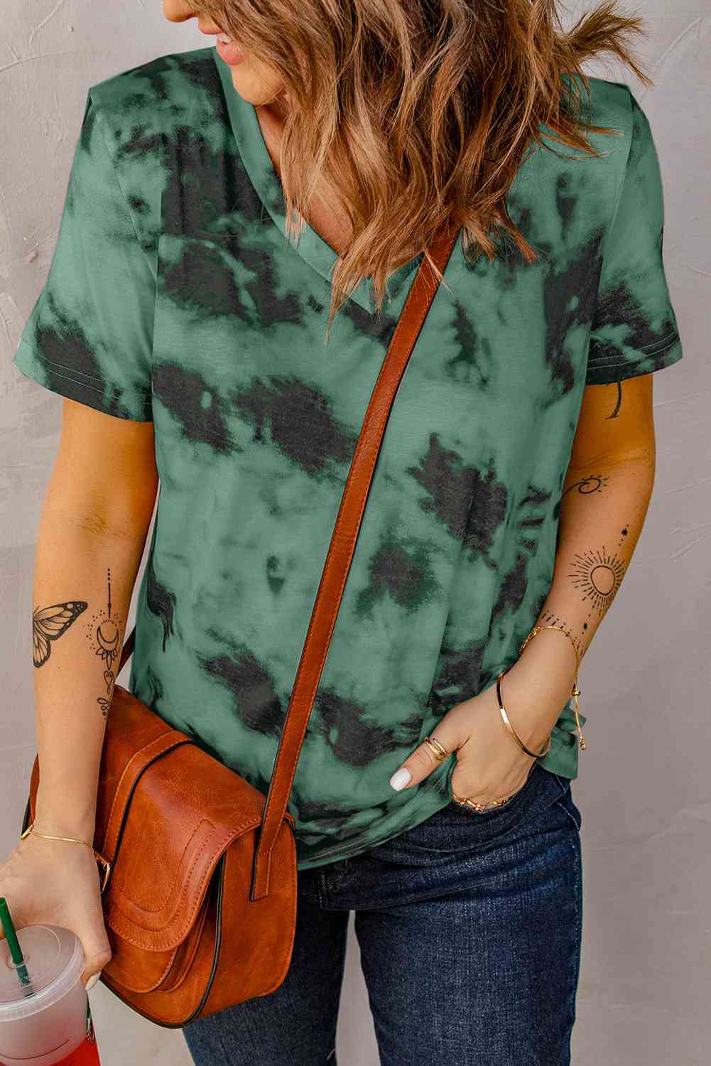 Camiseta con cuello en V y efecto tie-dye