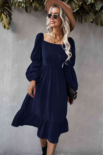 Robe midi longue à manches bouffantes et col carré avec ourlet volanté