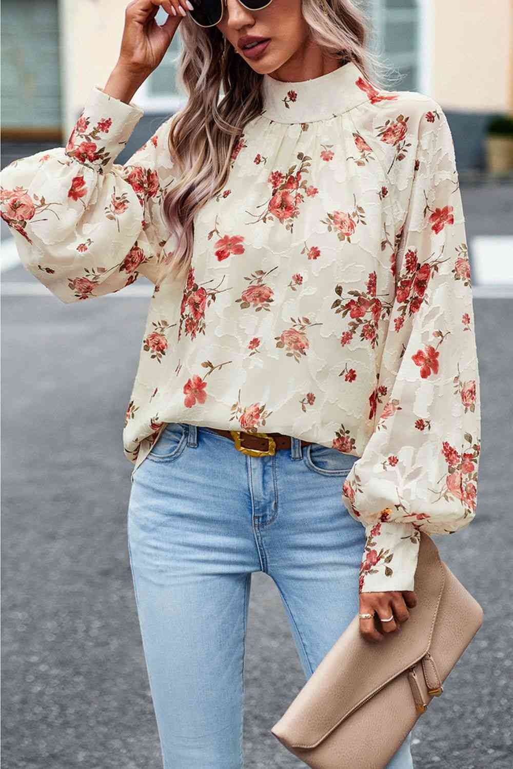 Blusa con manga farol y cuello simulado con estampado floral