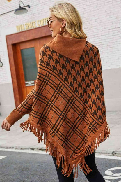 Poncho de pata de gallo con cuello alto y dobladillo con flecos