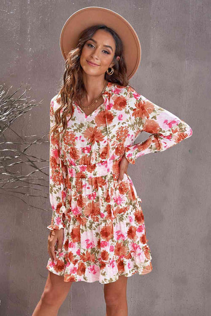 Vestido floral fruncido con ribete de volante y cuello anudado