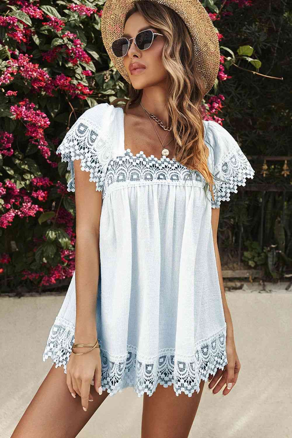 Blusa de manga corta con cuello cuadrado y detalle de encaje