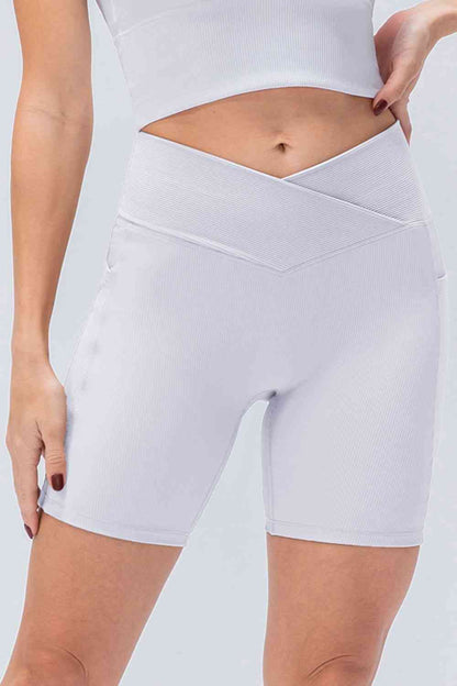 Short de sport coupe slim avec ceinture en V