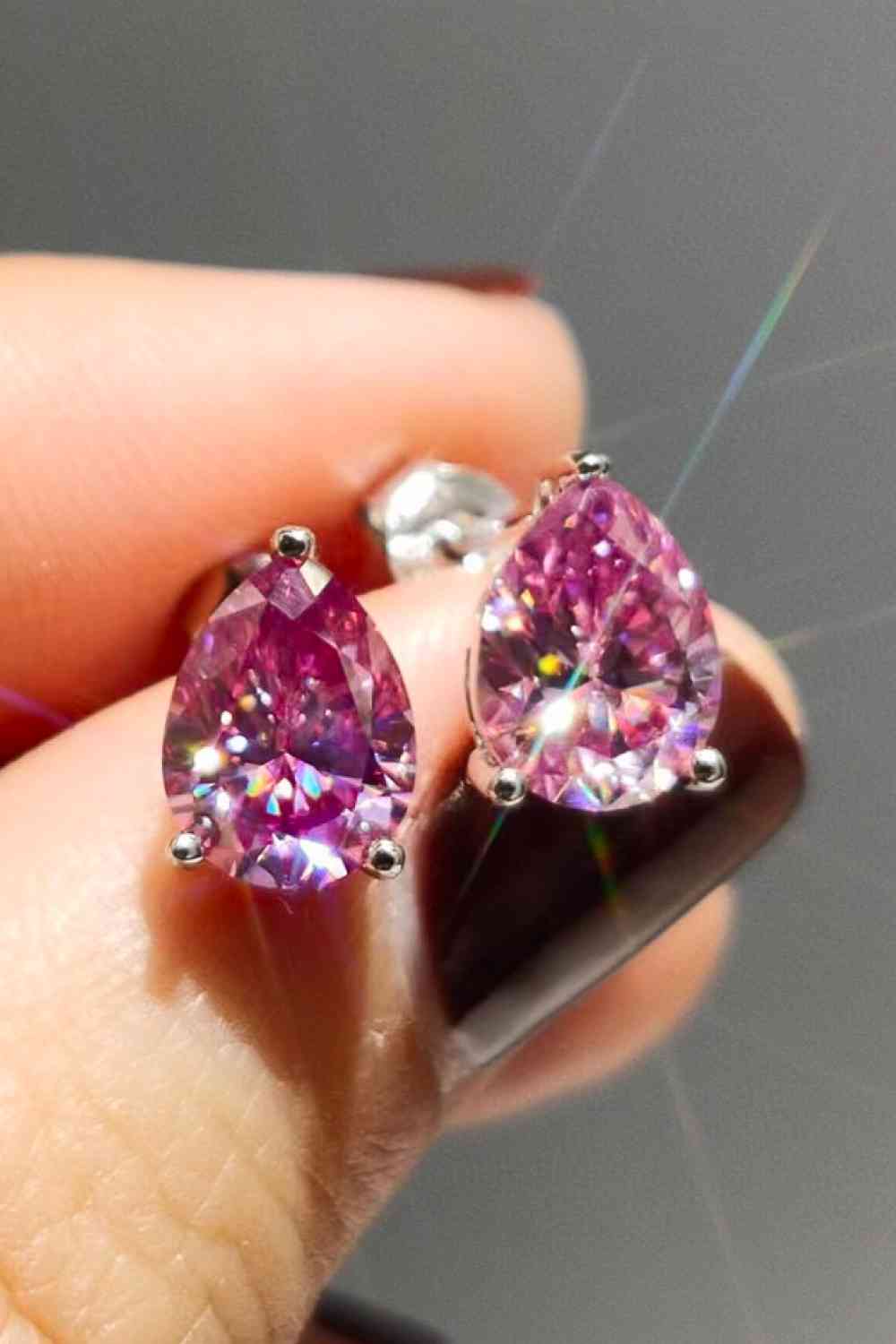 Aretes chapados en platino con moissanita en forma de lágrima de 2 quilates