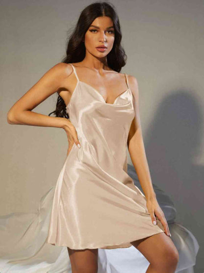 Robe de nuit en satin à col bénitier et bretelles spaghetti