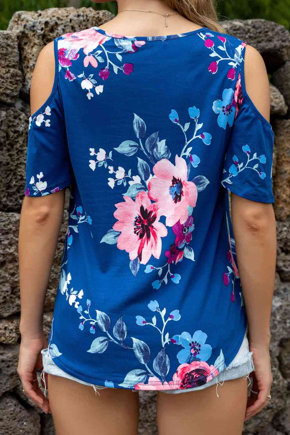 Top floral con cuello redondo y hombros descubiertos