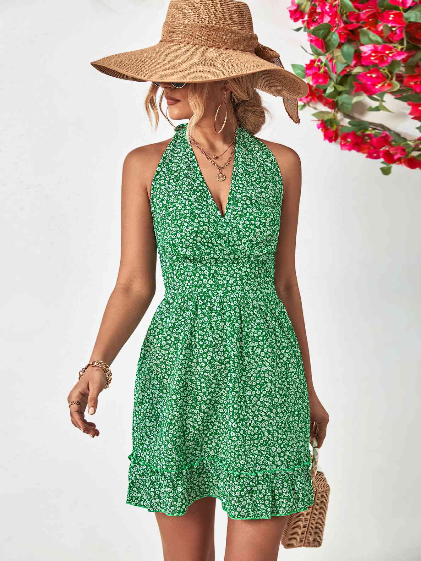 Vestido floral con cuello halter y dobladillo con volantes