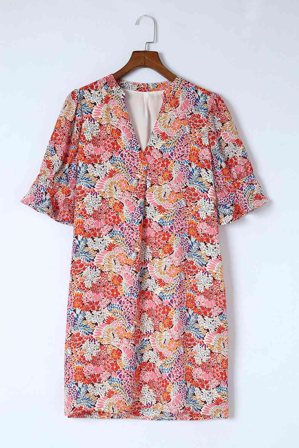 Vestido recto con estampado floral, cuello con muescas y mangas con volantes