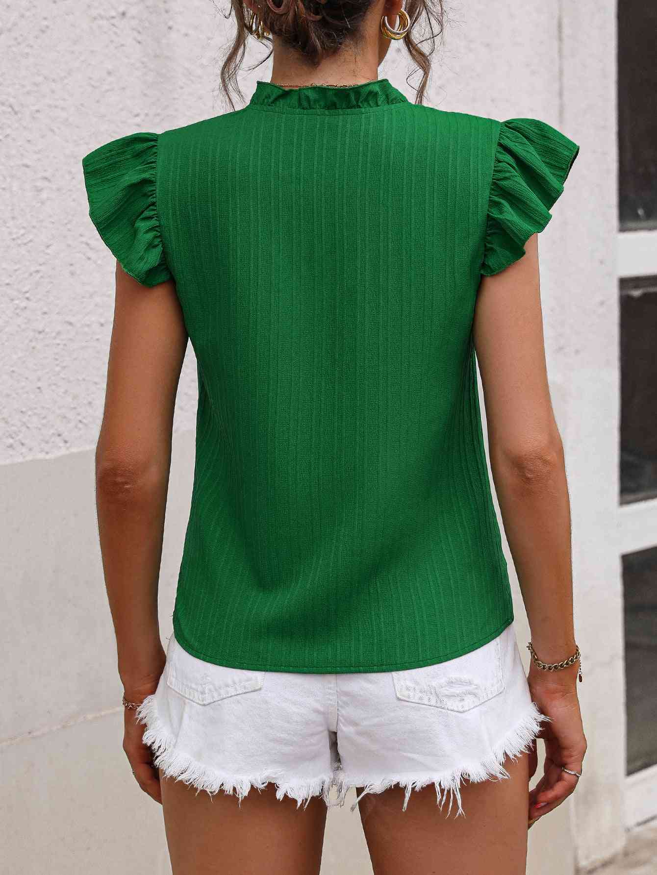 Blusa con mangas de mariposa y cuello con muescas