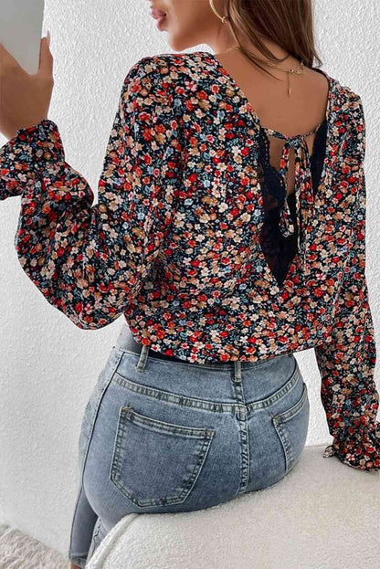 Blusa de manga larga estampada con cuello en V