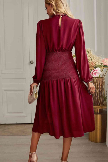 Robe midi smockée fendue à col montant et manches bouffantes