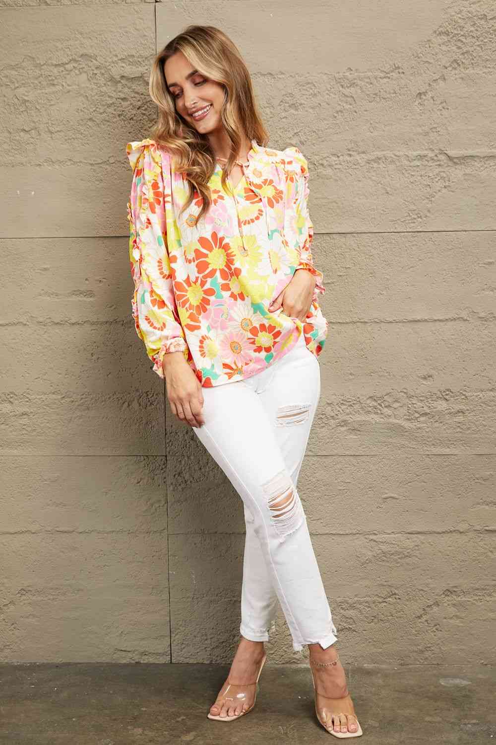 Blusa con volantes y cuello anudado floral de Double Take